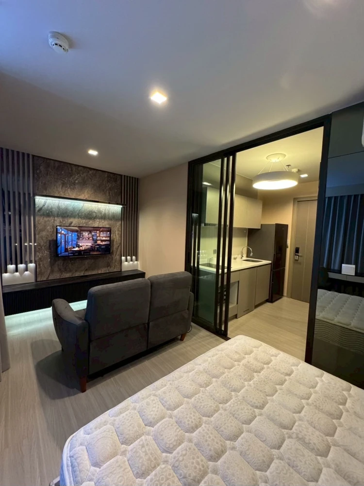 Life Asoke Rama 9 condo for sale. Ready to move in, fully furnished, high floor. Book now!