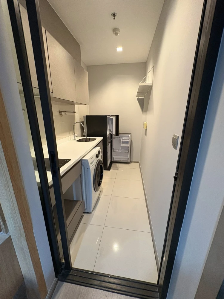 Selling a corner unit at Life Asoke-Rama 9, offering privacy and ample living space. Features high-quality built-in furniture. Don't miss out!