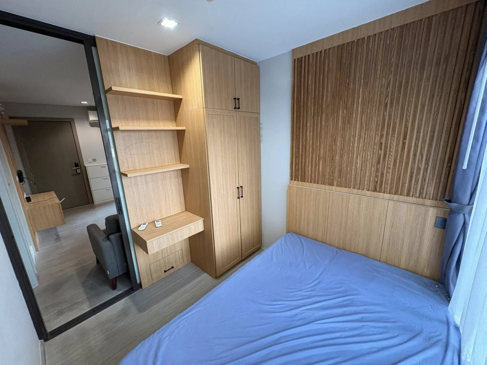 Selling a corner unit at Life Asoke-Rama 9, offering privacy and ample living space. Features high-quality built-in furniture. Don't miss out!