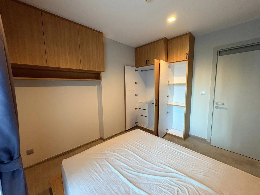 Selling a corner unit at Life Asoke-Rama 9, offering privacy and ample living space. Features high-quality built-in furniture. Don't miss out!