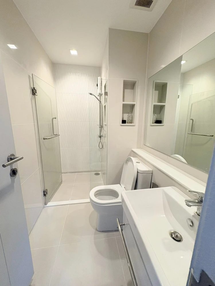 Selling a corner unit at Life Asoke-Rama 9, offering privacy and ample living space. Features high-quality built-in furniture. Don't miss out!