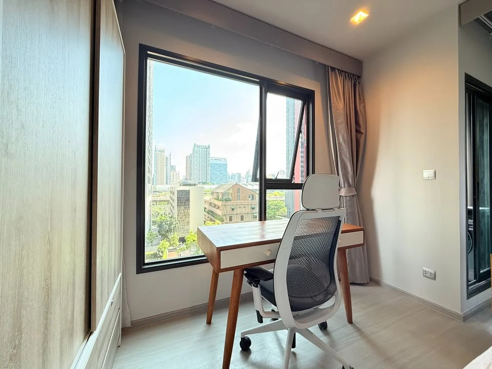 Selling a Life Asoke-Rama 9 unit, almost 100% original from the developer. No built-in furniture, allowing for customization to your desired style.