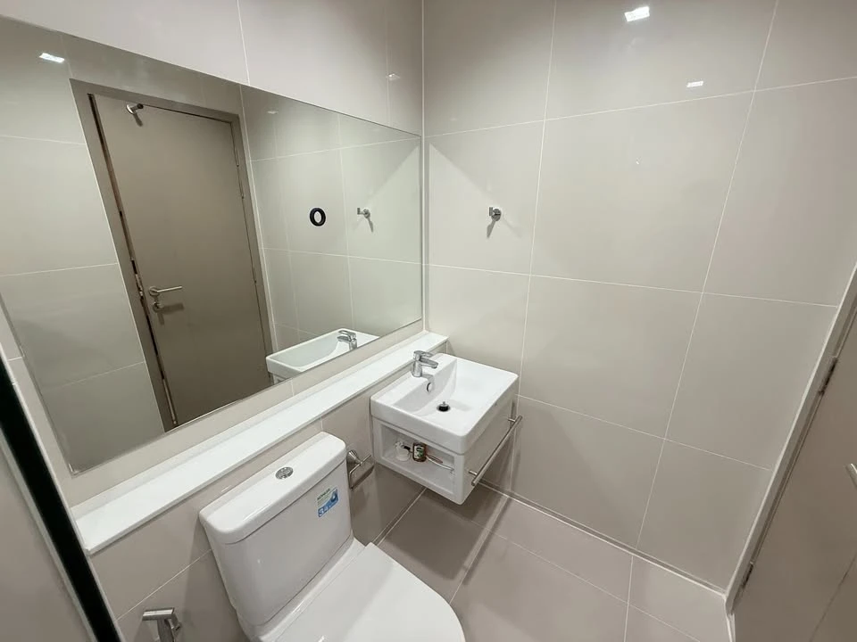 Selling a Life Asoke-Rama 9 unit, almost 100% original from the developer. No built-in furniture, allowing for customization to your desired style.