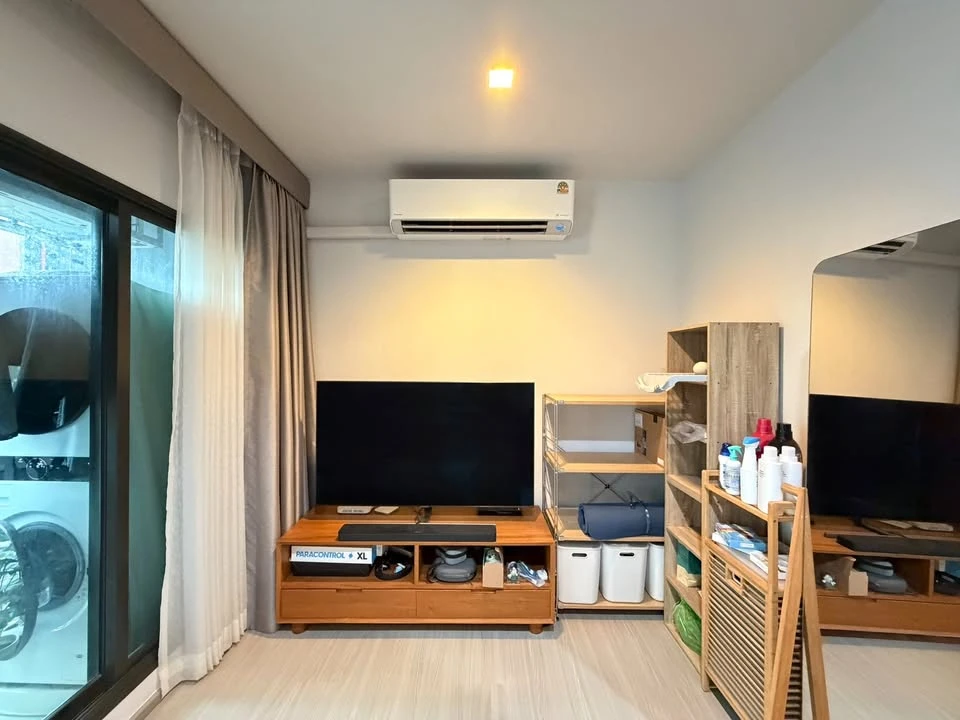 Selling a Life Asoke-Rama 9 unit, almost 100% original from the developer. No built-in furniture, allowing for customization to your desired style.