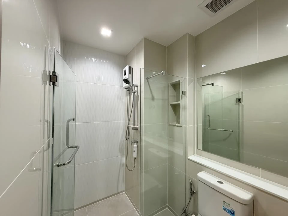 Selling a Life Asoke-Rama 9 unit, almost 100% original from the developer. No built-in furniture, allowing for customization to your desired style.