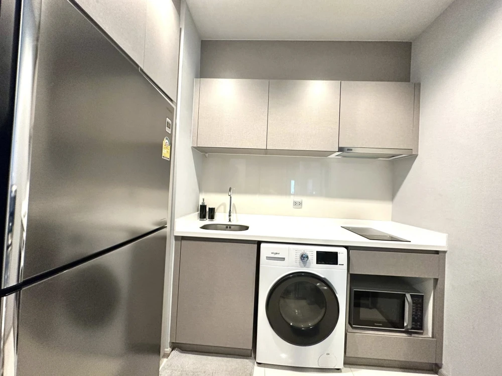 Selling Life Asoke-Rama 9 unit.Beautifully decorated with a stunning color scheme and high-quality built-in furniture.Amazing high-floor views.Booknow