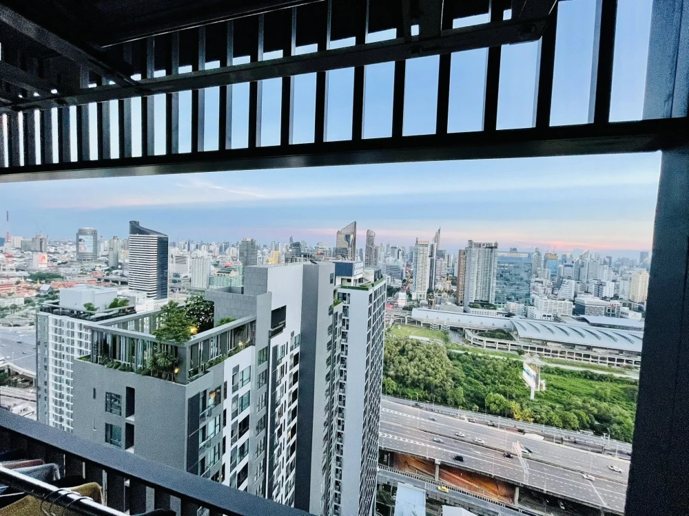Selling Life Asoke-Rama 9 unit.Beautifully decorated with a stunning color scheme and high-quality built-in furniture.Amazing high-floor views.Booknow