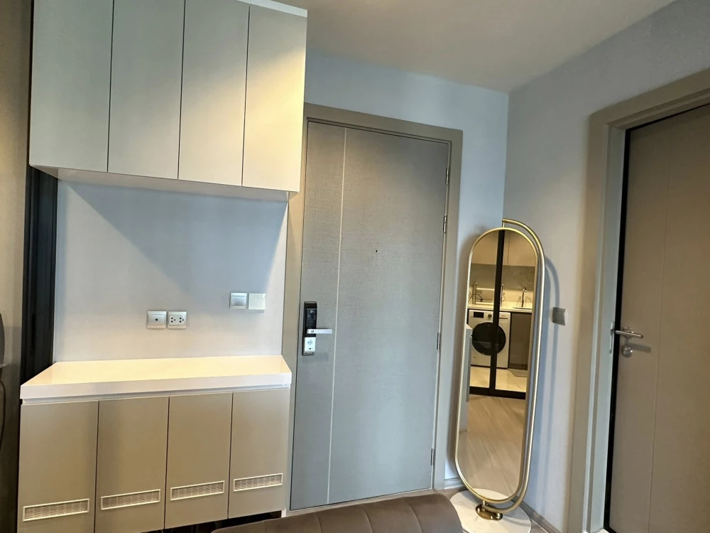 Selling Life Asoke-Rama 9 unit.Beautifully decorated with a stunning color scheme and high-quality built-in furniture.Amazing high-floor views.Booknow