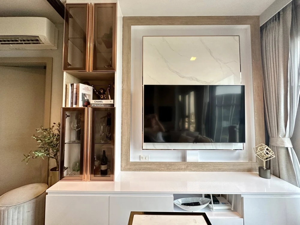 Selling Life Asoke-Rama 9 unit.Beautifully decorated with a stunning color scheme and high-quality built-in furniture.Amazing high-floor views.Booknow