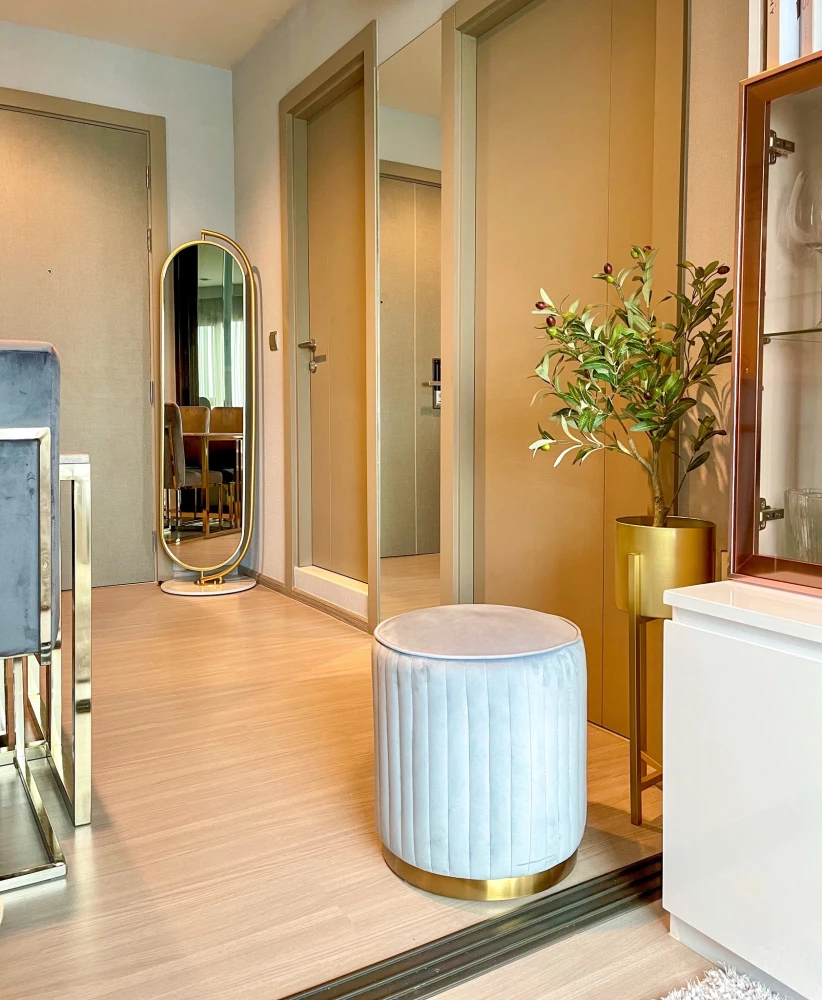 Selling Life Asoke-Rama 9 unit.Beautifully decorated with a stunning color scheme and high-quality built-in furniture.Amazing high-floor views.Booknow