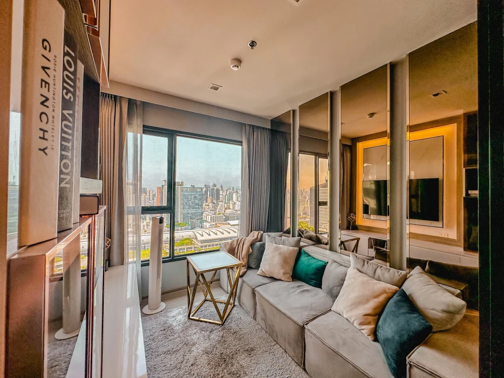 Selling Life Asoke-Rama 9 unit.Beautifully decorated with a stunning color scheme and high-quality built-in furniture.Amazing high-floor views.Booknow