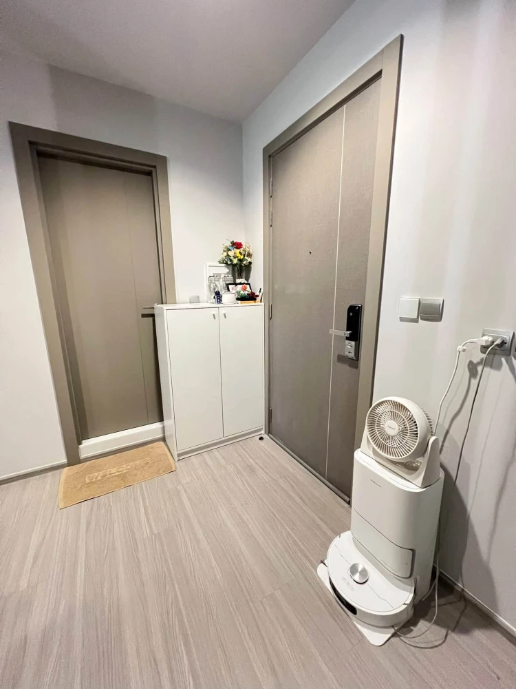 Selling Life Asoke-Rama 9 One Bed Plus unit with garden view, not next to the garbage room, ready to move in.