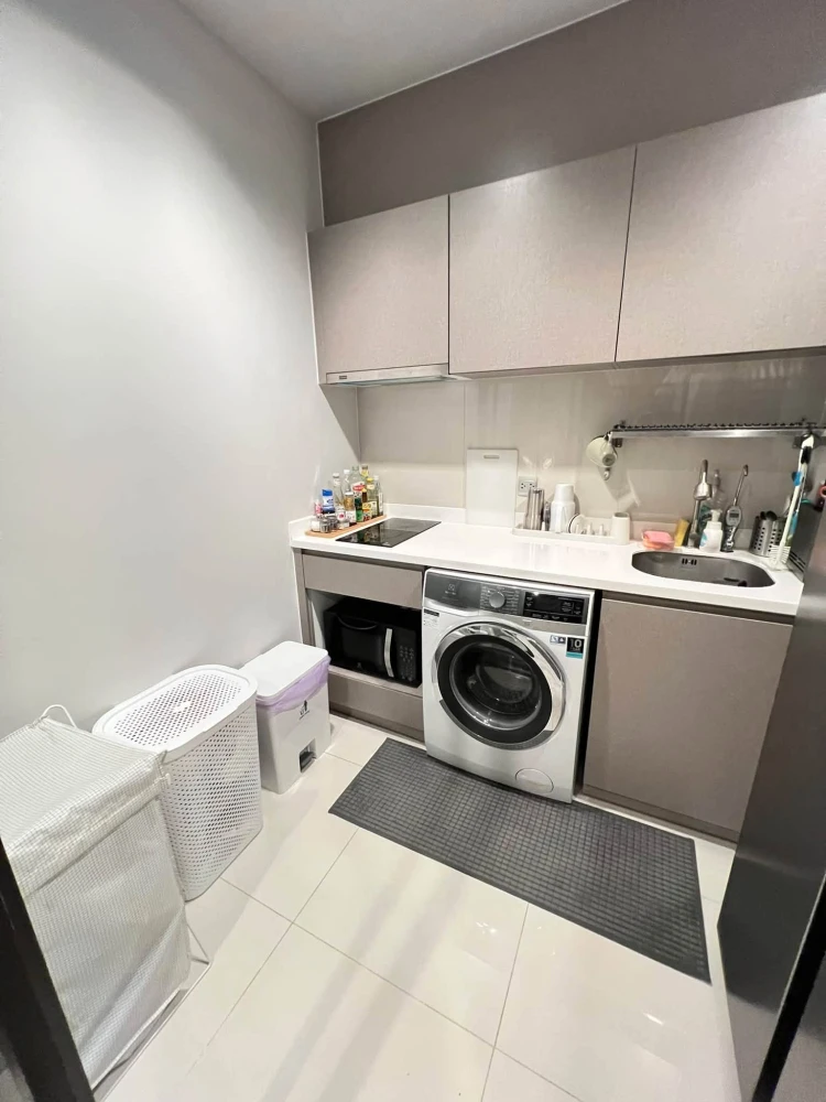 Selling Life Asoke-Rama 9 One Bed Plus unit with garden view, not next to the garbage room, ready to move in.