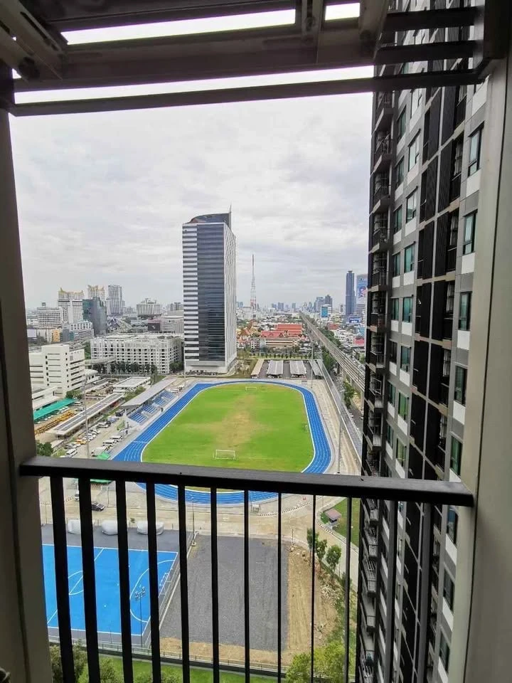 Life Asoke for sale, 20th floor, garden view, fully decorated room. The bed was extremely comfortable. Hurry and reserve it quickly.