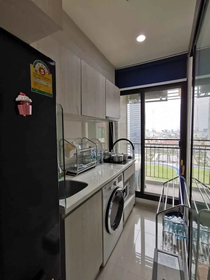 Life Asoke for sale, 20th floor, garden view, fully decorated room. The bed was extremely comfortable. Hurry and reserve it quickly.