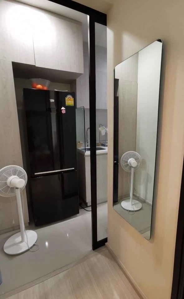 Life Asoke for sale, 20th floor, garden view, fully decorated room. The bed was extremely comfortable. Hurry and reserve it quickly.