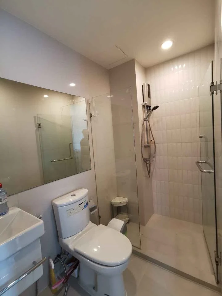 Life Asoke for sale, 20th floor, garden view, fully decorated room. The bed was extremely comfortable. Hurry and reserve it quickly.