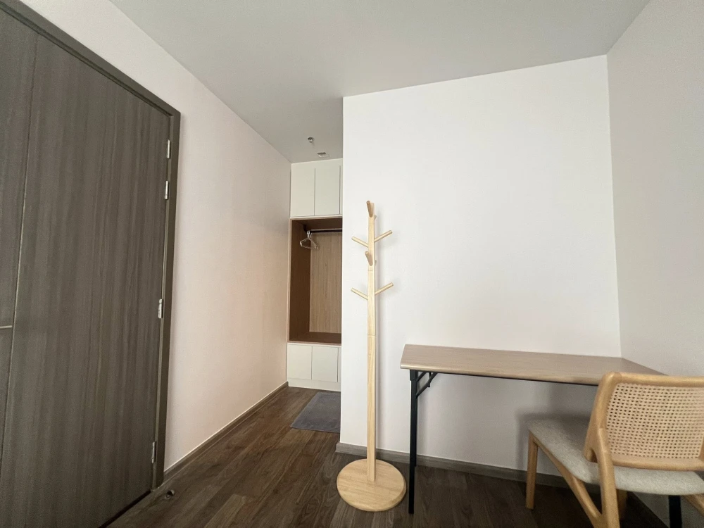 For sale: Life Ladprao Valley, corner unit with privacy, plenty of usable space, beautiful view from high floor. Don't miss out!