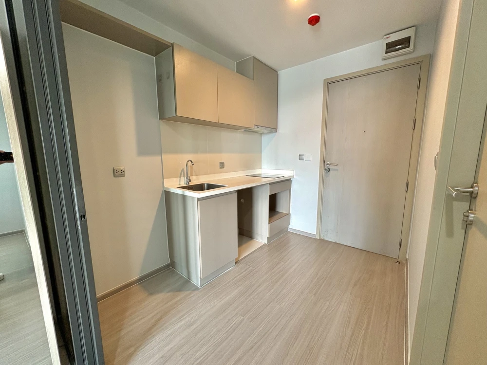 For sale: Life Ladprao Studio, larger than usual, not too far from the elevator, not next to the garbage room, no afternoon sun, not too hot, reserve