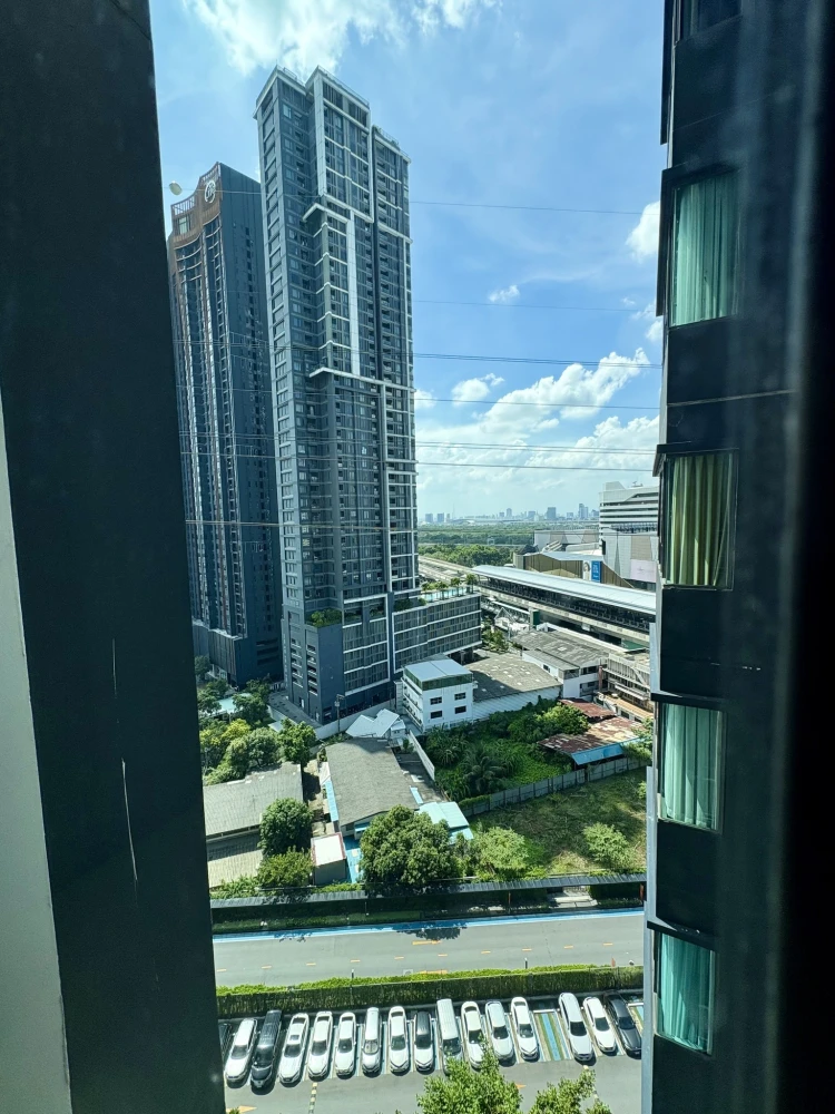 For sale: Life Ladprao Studio, larger than usual, not too far from the elevator, not next to the garbage room, no afternoon sun, not too hot, reserve