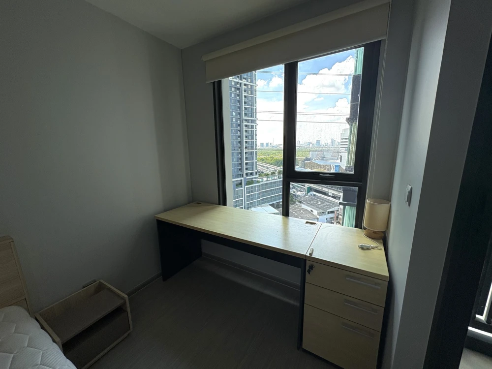 For sale: Life Ladprao Studio, larger than usual, not too far from the elevator, not next to the garbage room, no afternoon sun, not too hot, reserve