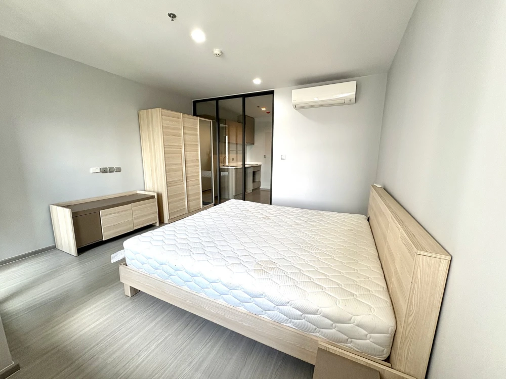 For sale: Life Ladprao Studio, larger than usual, not too far from the elevator, not next to the garbage room, no afternoon sun, not too hot, reserve