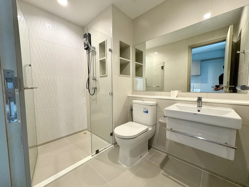 For sale: Life Ladprao Studio, larger than usual, not too far from the elevator, not next to the garbage room, no afternoon sun, not too hot, reserve