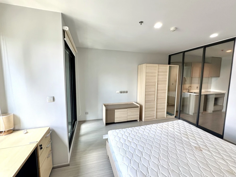 For sale: Life Ladprao Studio, larger than usual, not too far from the elevator, not next to the garbage room, no afternoon sun, not too hot, reserve