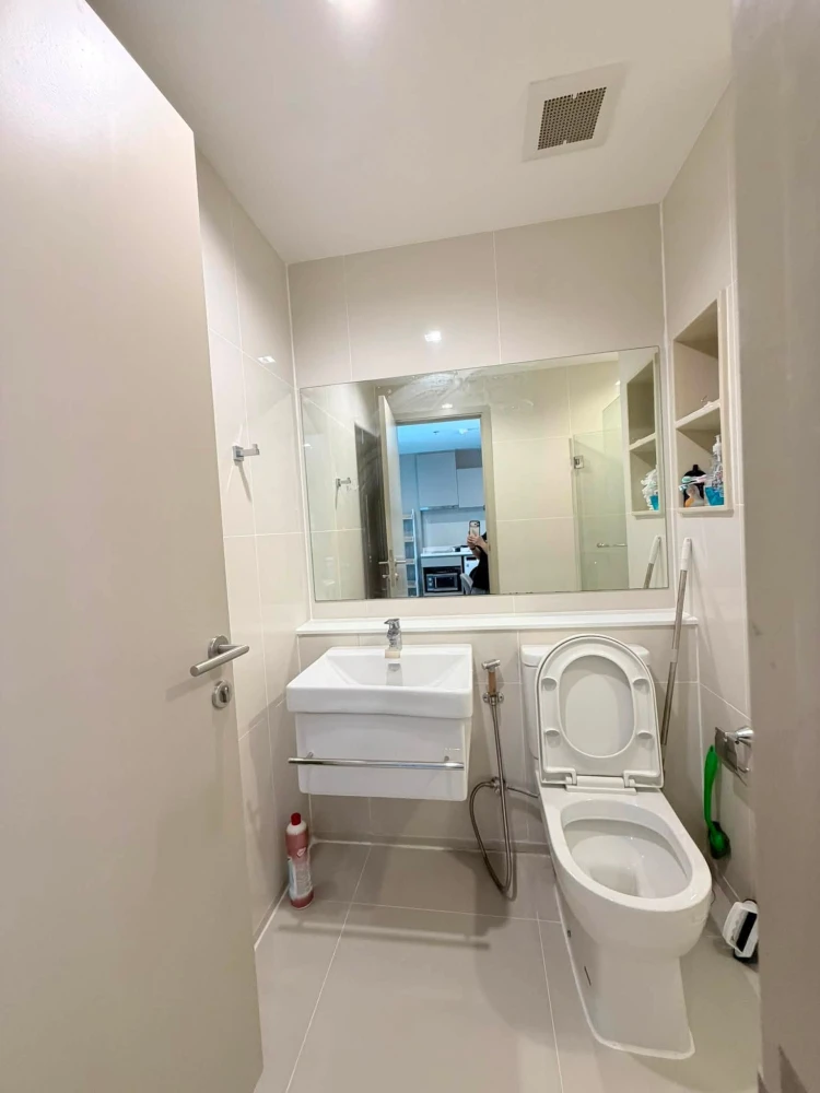 Selling Life Ladprao condo, beautifully decorated, fully furnished, in a prime location. Don't miss out!