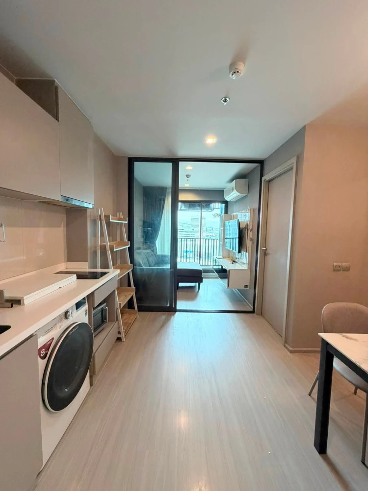 Selling Life Ladprao condo, beautifully decorated, fully furnished, in a prime location. Don't miss out!