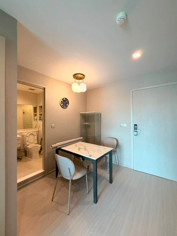 Selling Life Ladprao condo, beautifully decorated, fully furnished, in a prime location. Don't miss out!