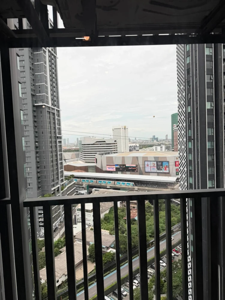 Selling Life Ladprao condo, beautifully decorated, fully furnished, in a prime location. Don't miss out!