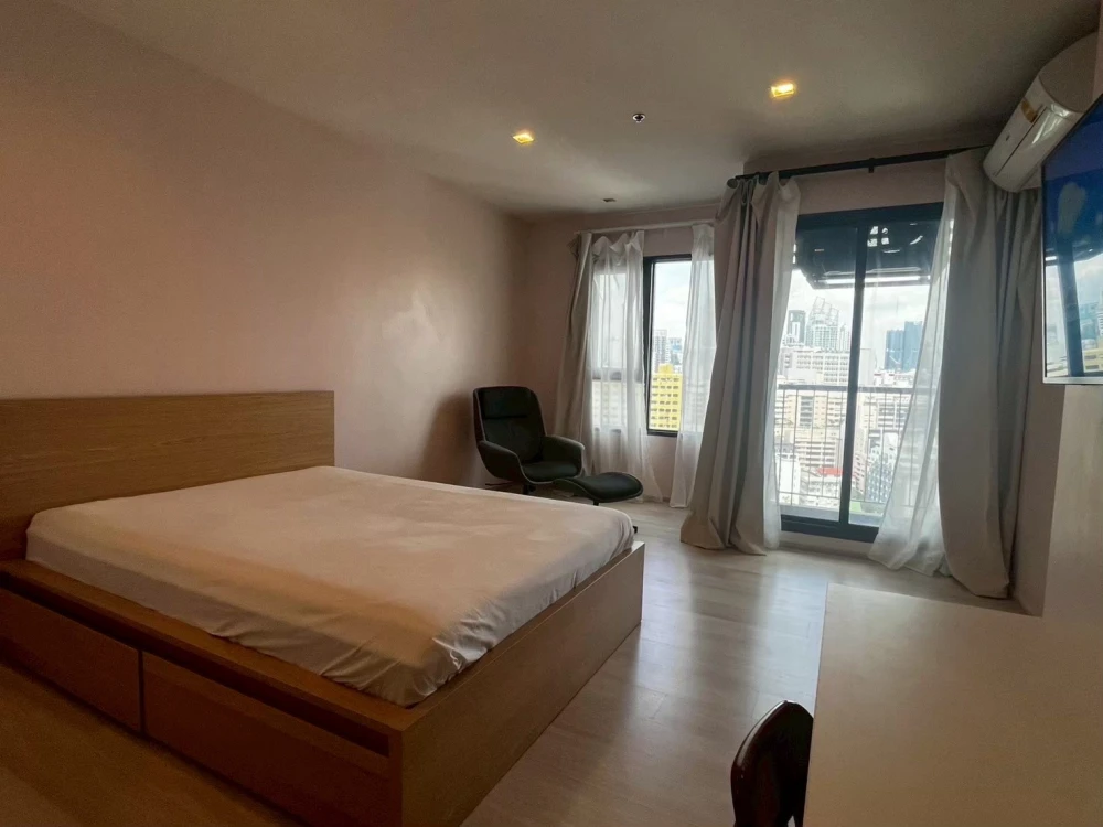 Selling a fully furnished Life One Wireless condo on the 21st floor. Book now, don't wait!