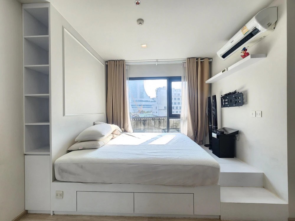 Life One Wireless condo for sale. Fully furnished with built-in fixtures and stunning views. Enjoy watching the Central World fireworks every year! Do
