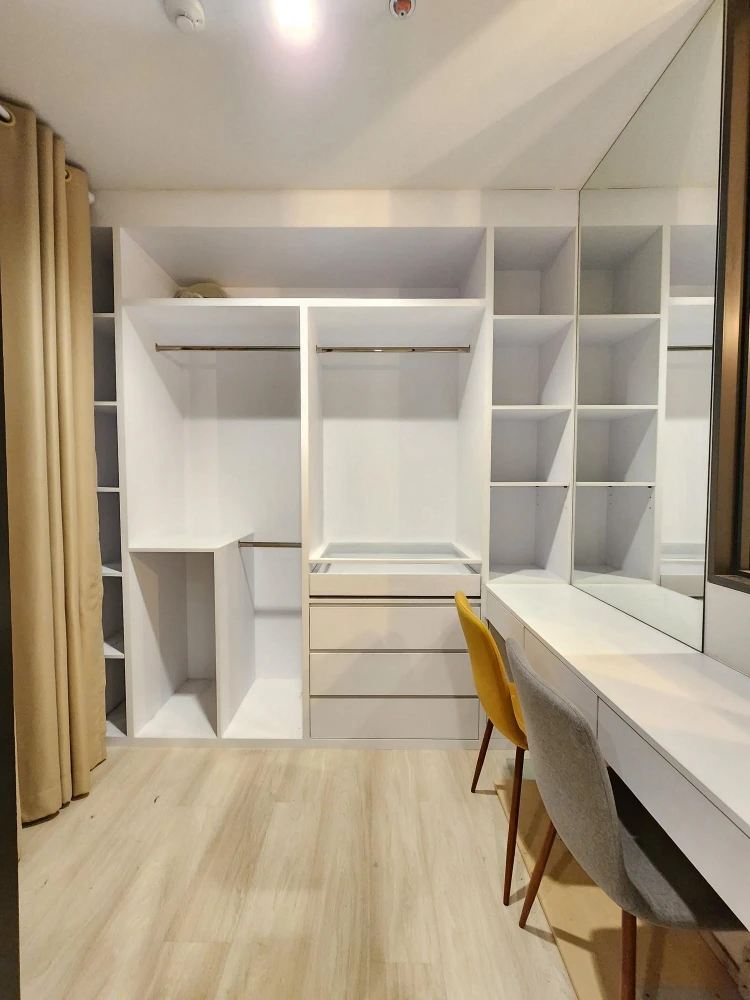 Life One Wireless condo for sale. Fully furnished with built-in fixtures and stunning views. Enjoy watching the Central World fireworks every year! Do