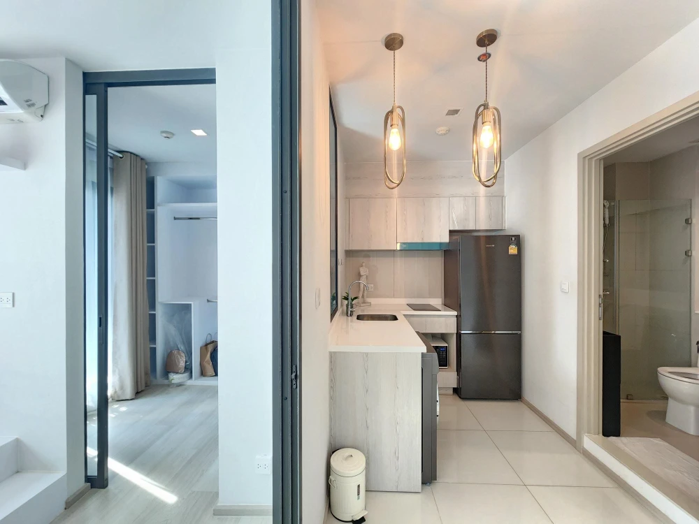 Life One Wireless condo for sale. Fully furnished with built-in fixtures and stunning views. Enjoy watching the Central World fireworks every year! Do