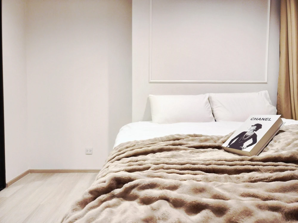 Life One Wireless condo for sale. Fully furnished with built-in fixtures and stunning views. Enjoy watching the Central World fireworks every year! Do