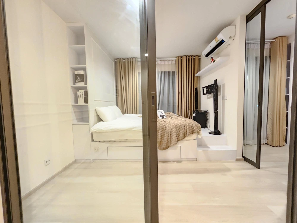Life One Wireless condo for sale. Fully furnished with built-in fixtures and stunning views. Enjoy watching the Central World fireworks every year! Do