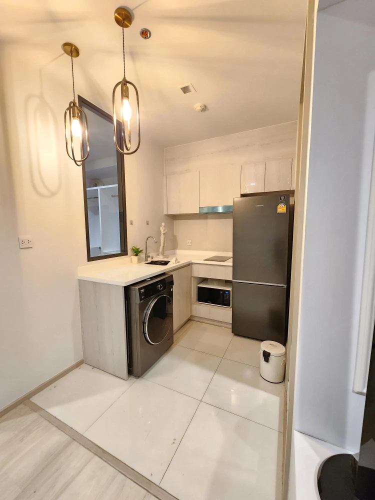 Life One Wireless condo for sale. Fully furnished with built-in fixtures and stunning views. Enjoy watching the Central World fireworks every year! Do