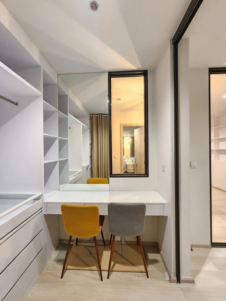 Life One Wireless condo for sale. Fully furnished with built-in fixtures and stunning views. Enjoy watching the Central World fireworks every year! Do