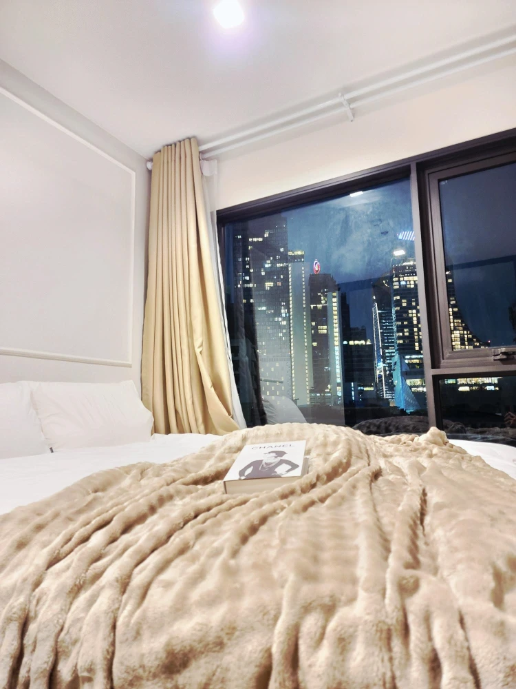 Life One Wireless condo for sale. Fully furnished with built-in fixtures and stunning views. Enjoy watching the Central World fireworks every year! Do