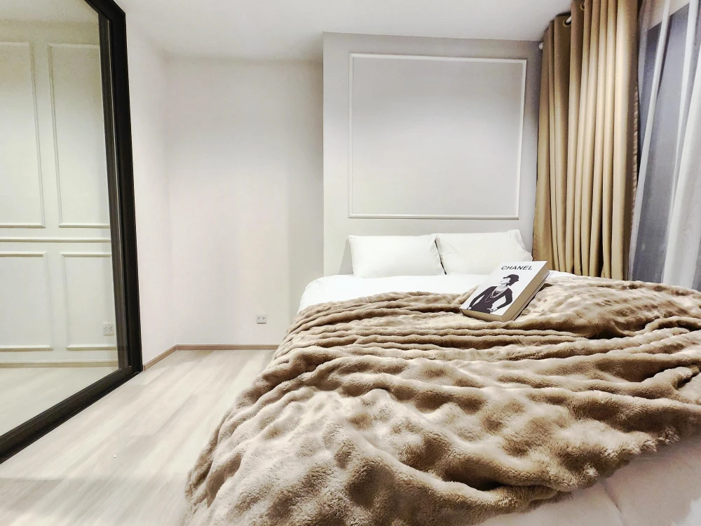 Life One Wireless condo for sale. Fully furnished with built-in fixtures and stunning views. Enjoy watching the Central World fireworks every year! Do