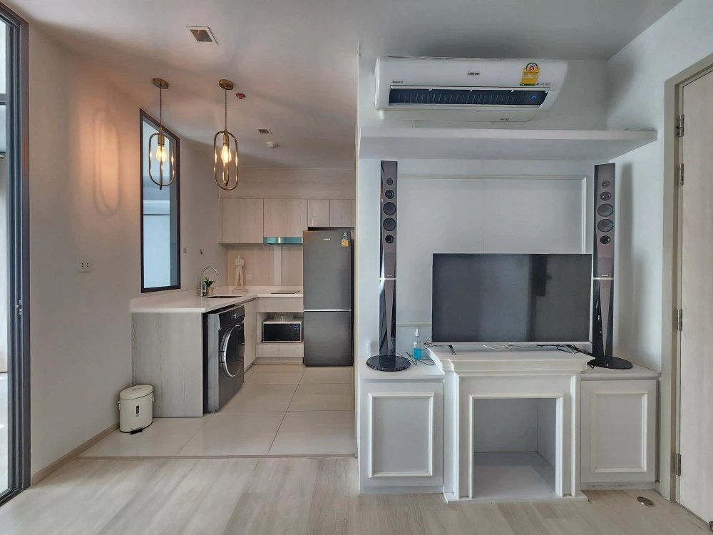 Life One Wireless condo for sale. Fully furnished with built-in fixtures and stunning views. Enjoy watching the Central World fireworks every year! Do