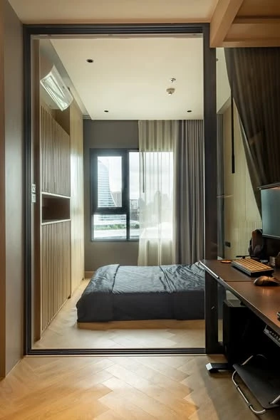 Selling a beautifully decorated Life One Wireless condo with high-quality built-in furniture and a stunning view. Don't just look, reserve it!