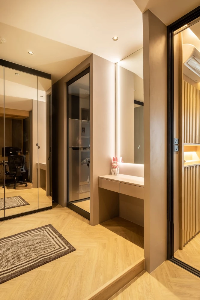 Selling a beautifully decorated Life One Wireless condo with high-quality built-in furniture and a stunning view. Don't just look, reserve it!