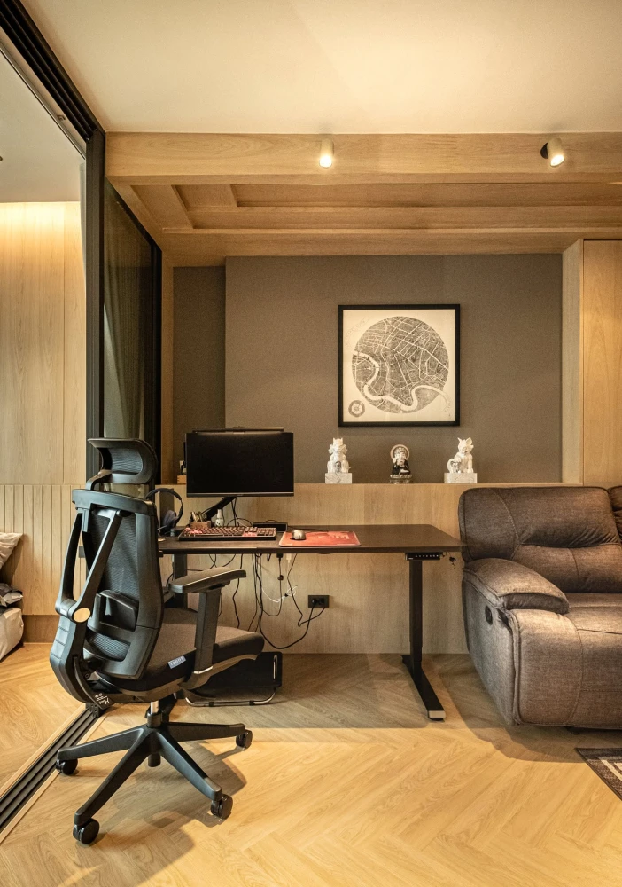 Selling a beautifully decorated Life One Wireless condo with high-quality built-in furniture and a stunning view. Don't just look, reserve it!