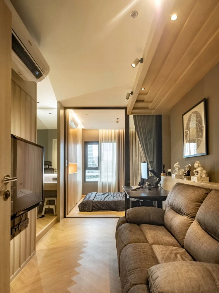 Selling a beautifully decorated Life One Wireless condo with high-quality built-in furniture and a stunning view. Don't just look, reserve it!