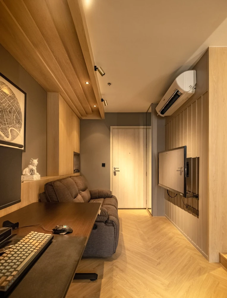 Selling a beautifully decorated Life One Wireless condo with high-quality built-in furniture and a stunning view. Don't just look, reserve it!