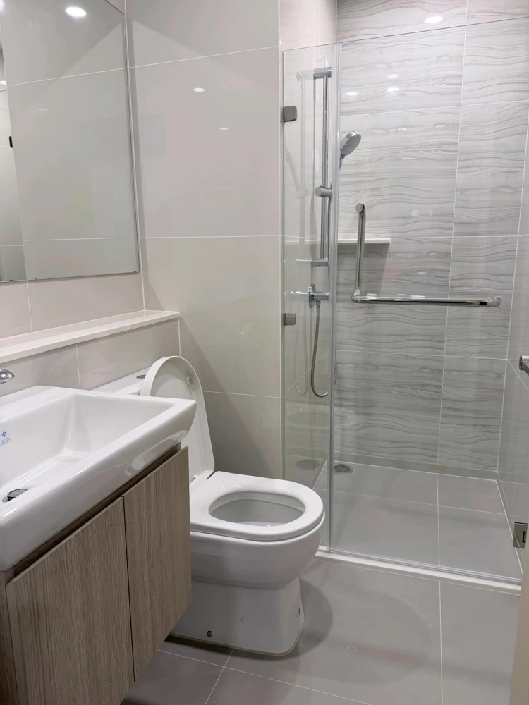 Life Rama 4 - Asoke for sale, 20th floor, fully furnished unit, very livable. Book now! Don't miss out!