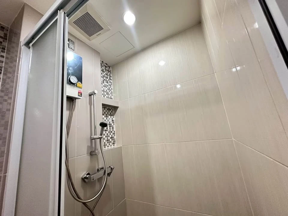 Selling Life Ratchadapisek 1 bedroom, 1 bathroom unit. Spacious living area, fully furnished. Such a great deal, book now!